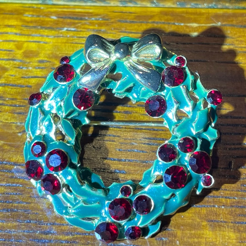 Gorgeous Vintage Rhinestone Wreath Brooch
